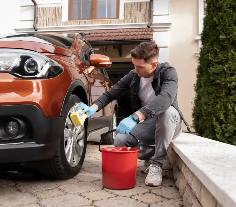 Lavage auto à domicile Auménancourt : professionnel intervenant sur un véhicule